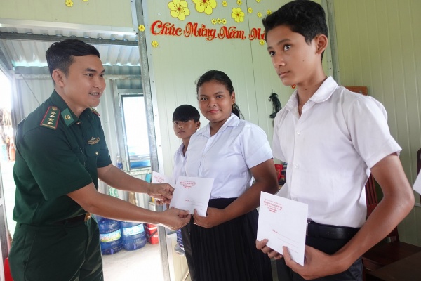 Biên phòng Kiên Giang: Đồng hành, sẻ chia cùng học sinh nghèo