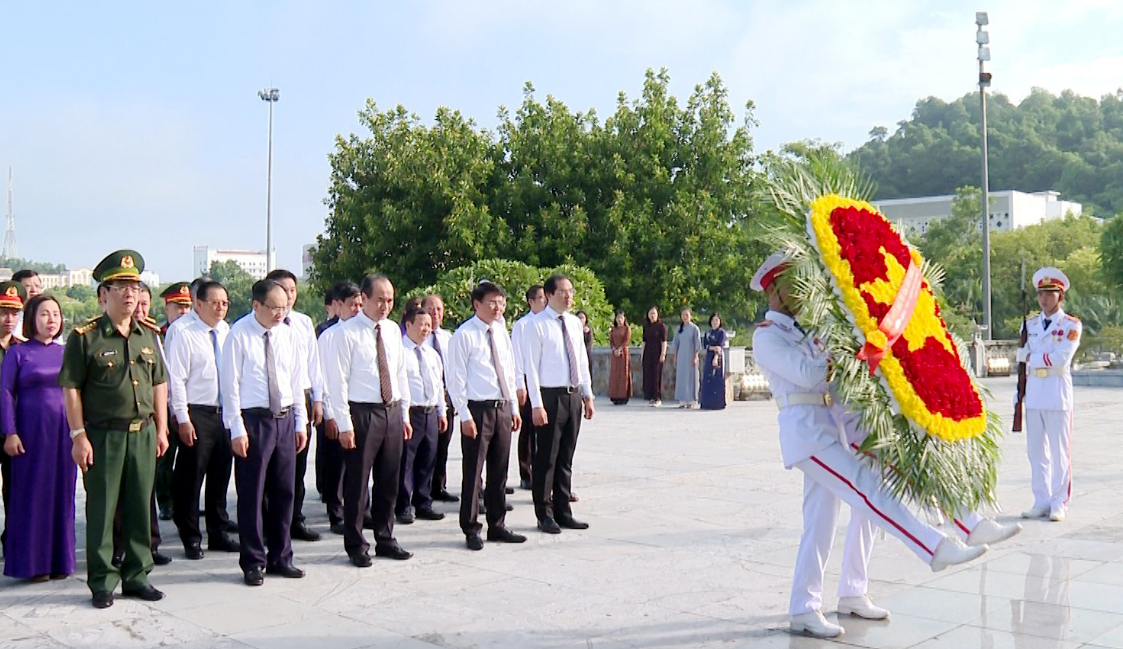 Lãnh đạo tỉnh Lào Cai dâng hương nhân dịp kỷ niệm 77 năm ngày Thương binh - Liệt sĩ