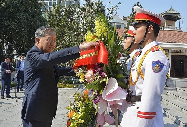 Đồng chí Tổng Bí thư Tô Lâm dâng hương, thăm Khu lưu niệm Tổng Bí thư Nguyễn Văn Cừ