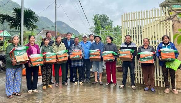 Tạp Chí Sức Khỏe và Môi Trường chung tay chia sẻ khó khăn với đồng bào vùng lũ Nghệ An