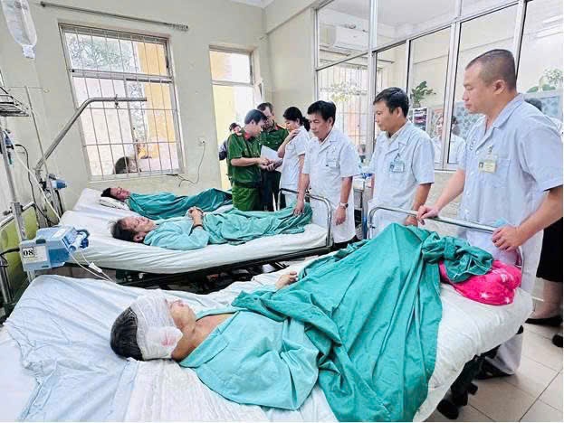 BVĐK Khánh Hoà: Trắng đêm cấp cứu, điều trị các nạn nhân bị tai nạn do sạt lở đèo