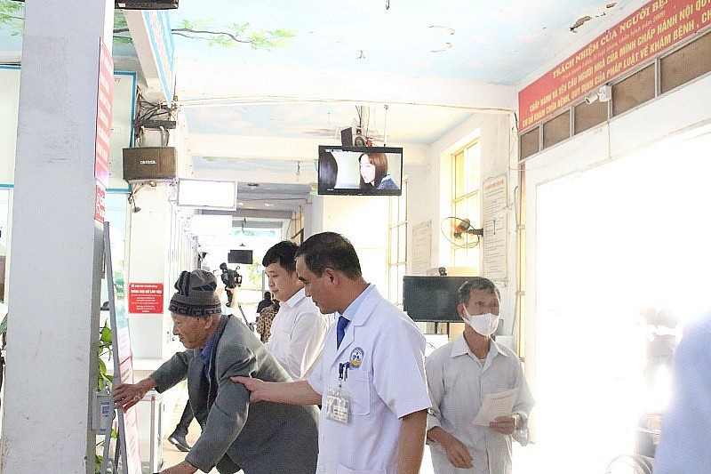 Bác sỹ Nguyễn Hoàng Phương – Phó Giám đốc Phụ trách của TTYT thường xuyên trực tiếp xuống thăm hỏi cũng như giúp đỡ bệnh nhân.