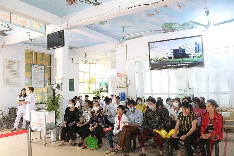 Bệnh nhân đến khám chữa bện tại TTYT huyện Yên Lạc được xếp hàng lấy số và phân về khoa một cách khoa học và hiệu quả