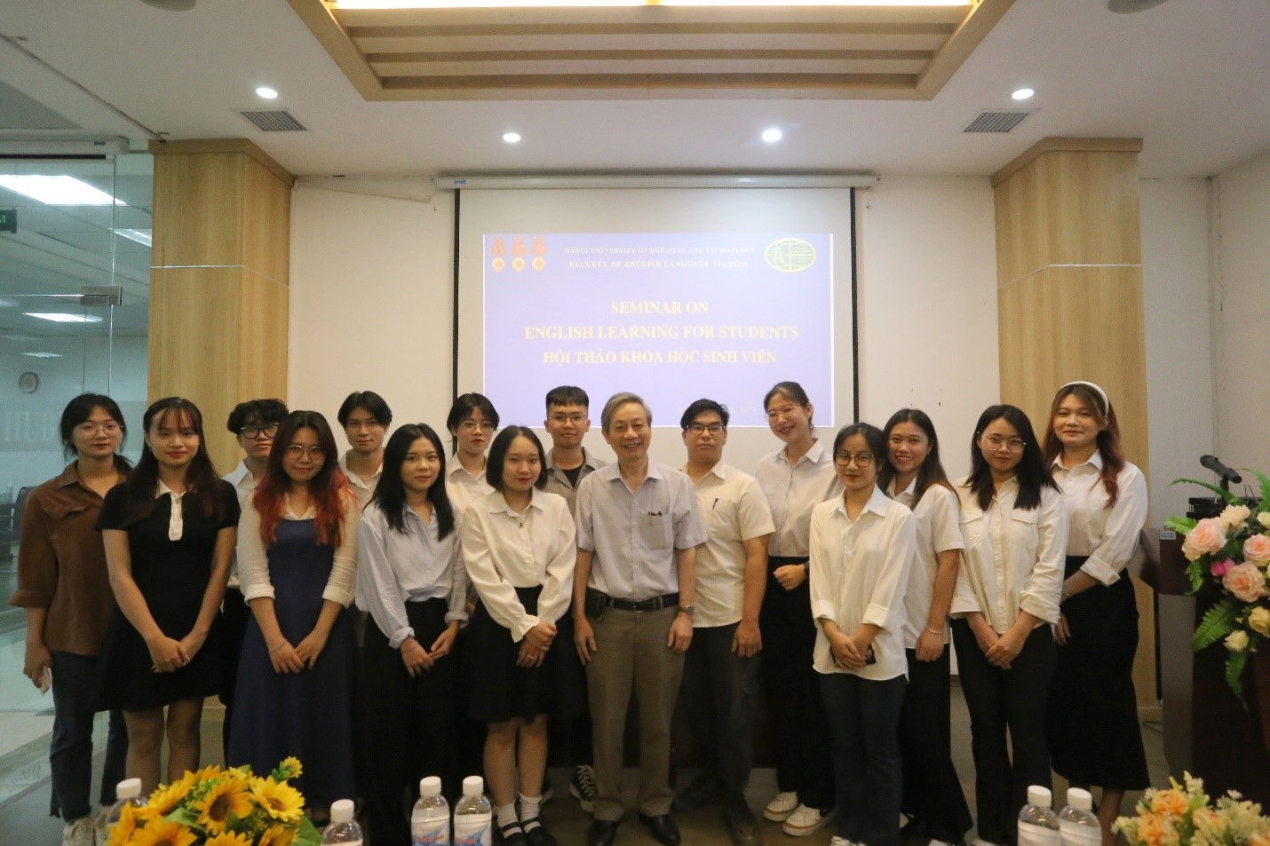 Các em sinh viên trong nhóm nghiên cứu khoa học chụp ảnh lưu niệm cùng thầy chủ nhiệm khoa Ngôn ngữ Anh.