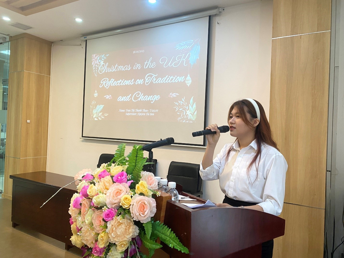 Sinh viên Trần Thị Thanh Thảo lớp TA25.07 trình bày tham luận tại Hội thảo.
