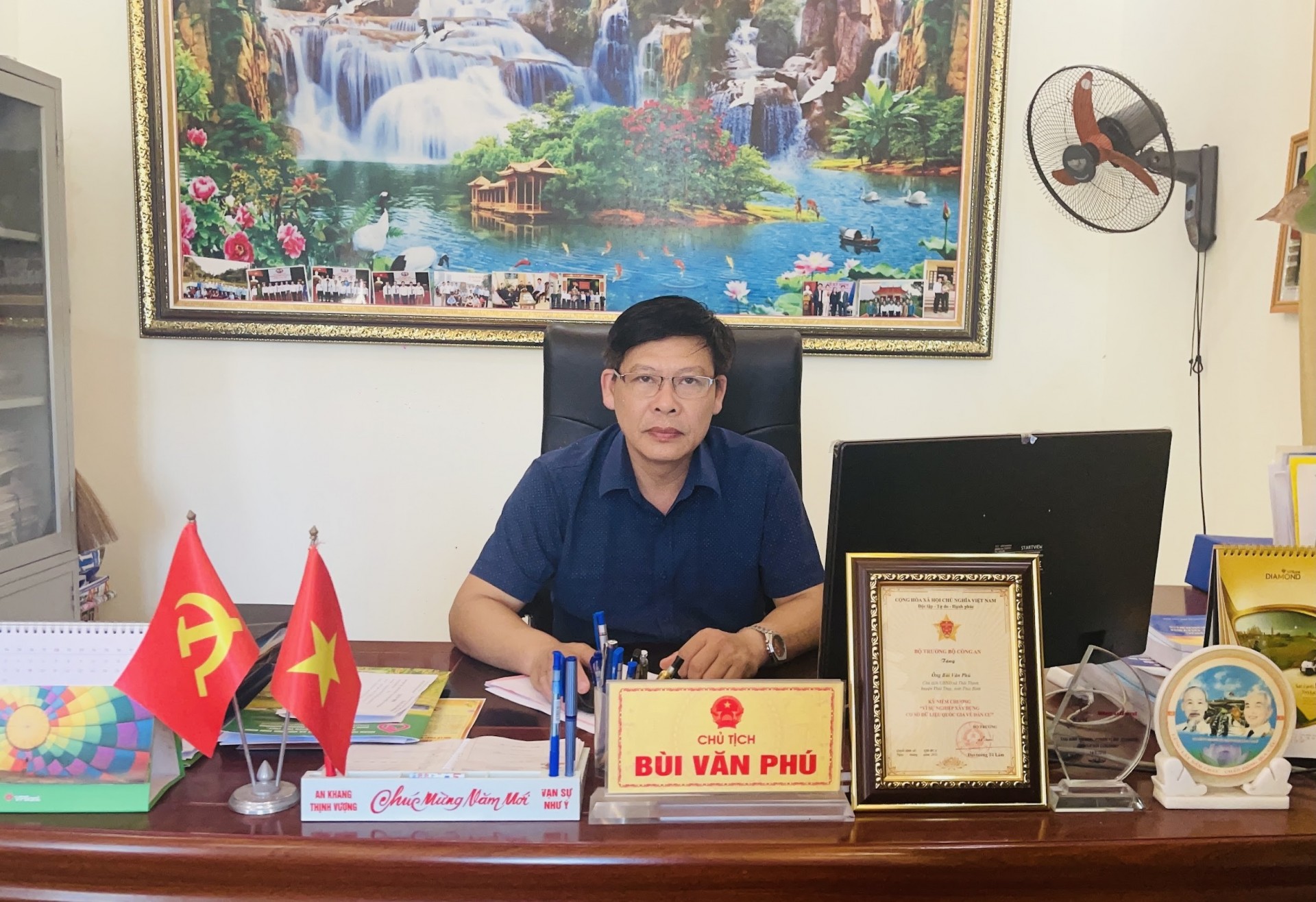 Ông Bùi Văn Phú - Chủ tịch UBND xã Thái Thịnh. Ông Bùi Văn Phú - Chủ tịch UBND xã Thái Thịnh.