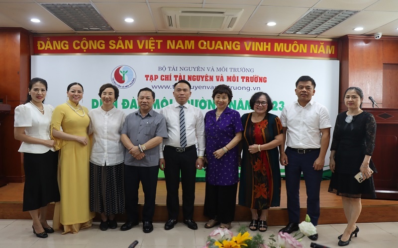 Kết thúc diễn dàn, TS. Đào Xuân Hưng chụp ảnh cùng các vị khách mời 