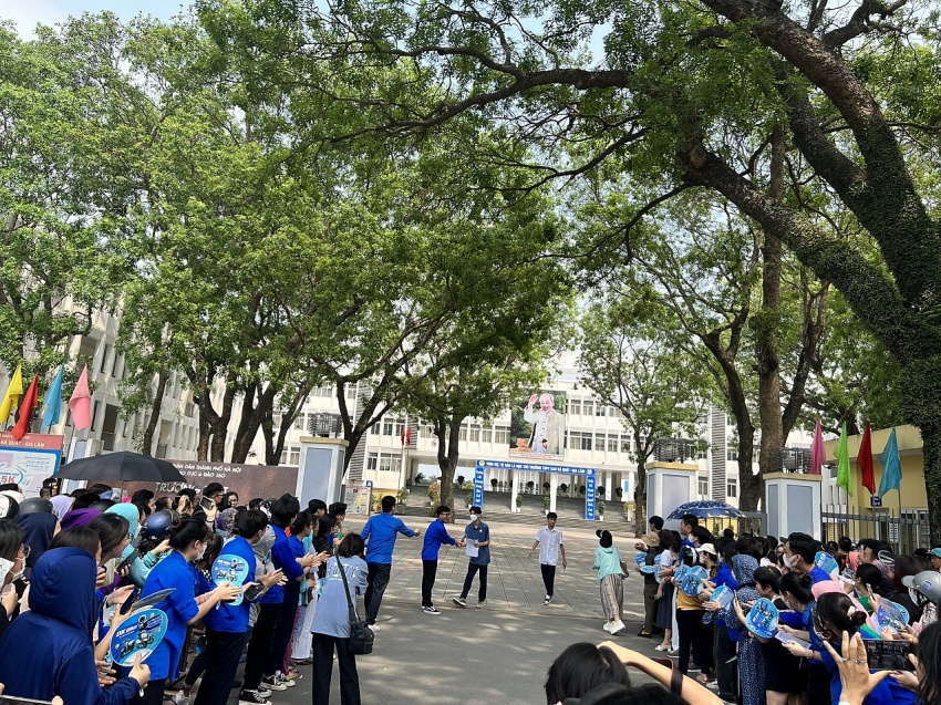 Tại điểm thi Trường THPT Cao Bá Quát (H. Gia Lâm) tình nguyện viên bắt tay thí sinh đầu tiên bước ra ngoài 