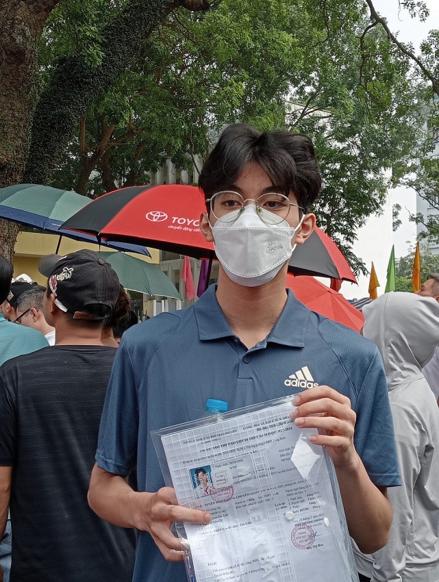 Thí sinh Vũ Minh Lân tại địa điểm thi THPT Cao Bao Quát (H. Gia Lâm) vui vẻ, hào hứng khi em làm tốt bài thi.