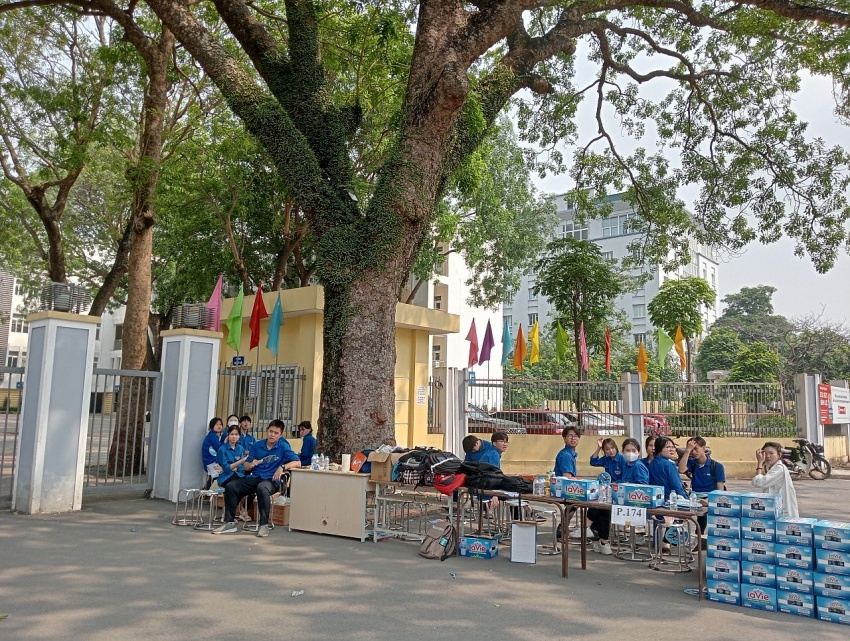 Nước và quạt đã được các bạn tình nguyện viên chuẩn bị sẵn sàng cho thí sinh.