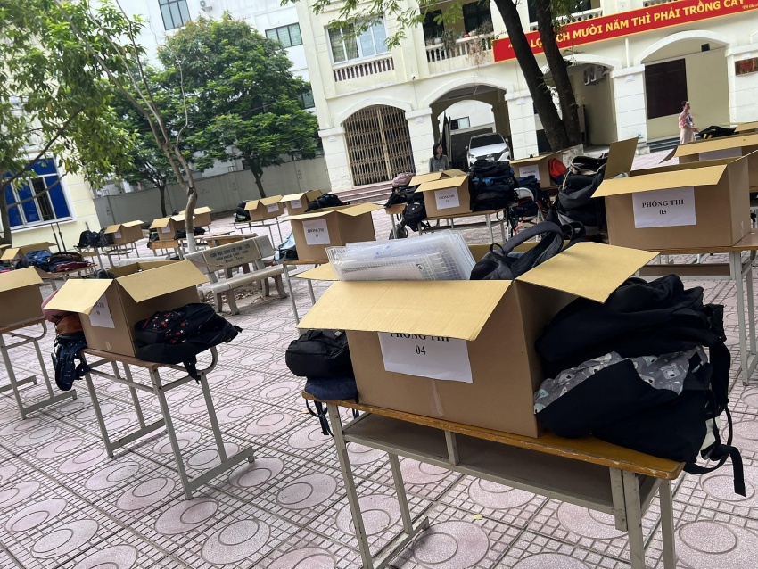 Toàn bộ cặp sách, tài liệu của thí sinh được để ở ngoài phòng thi.