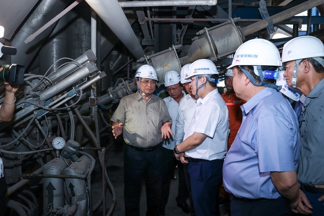Thủ tướng Phạm Minh Chính yêu cầu Tập đoàn Điện lực thực hiện đầy đủ các nhiệm vụ được Thủ tướng Chính phủ giao, triển khai các giải pháp bảo đảm cung ứng điện, báo cáo kịp thời các vấn đề phát sinh, nỗ lực giải quyết, khắc phục các khó khăn, thách thức. Ảnh VGP/Nhật Bắc