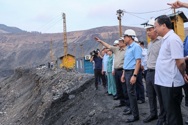 Đổi mới công nghệ khai thác hiện đại, tiên tiến, làm tốt công tác hoàn nguyên, bảo vệ môi trường; phấn đấu xây dựng mỏ than Hà Tu trở thành mỏ xanh, sạch, đẹp và thân thiện với môi trường để phát triển bền vững. Ảnh VGP/Nhật Bắc
