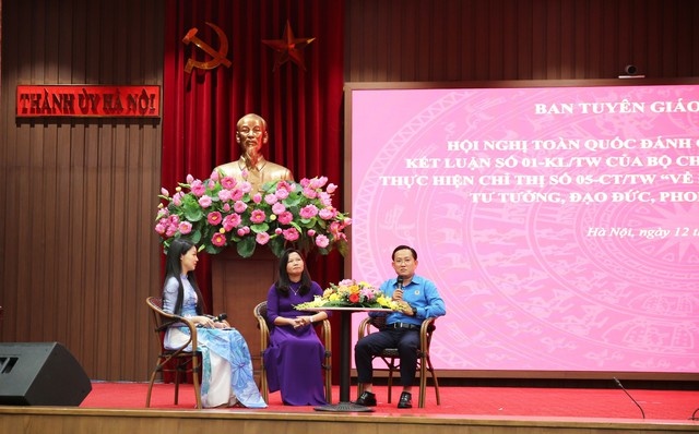 Các đại biểu giao lưu với các điển hình trong học tập và làm theo Bác - Ảnh: VGP/Thùy Linh Các đại biểu giao lưu với các điển hình trong học tập và làm theo Bác - Ảnh: VGP/Thùy Linh