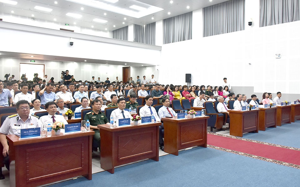 Hội thảo có sự tham dự của trên 300 đại biểu đến từ gần 30 cơ quan, tổ chức, doanh nghiệp và trên 50 cơ quan báo chí Trung ương, địa phương Hội thảo có sự tham dự của trên 300 đại biểu đến từ gần 30 cơ quan, tổ chức, doanh nghiệp và trên 50 cơ quan báo chí Trung ương, địa phương