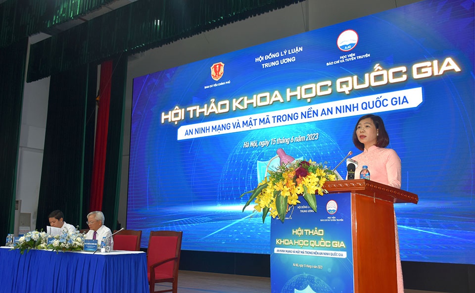 PGS,TS. Nguyễn Thị Trường Giang, Phó Giám đốc Học viện Báo chí và Tuyên truyền, Chủ nhiệm Đề tài KX04-32/21-25 phát biểu đề dẫn Hội thảo PGS,TS. Nguyễn Thị Trường Giang, Phó Giám đốc Học viện Báo chí và Tuyên truyền, Chủ nhiệm Đề tài KX04-32/21-25 phát biểu đề dẫn Hội thảo