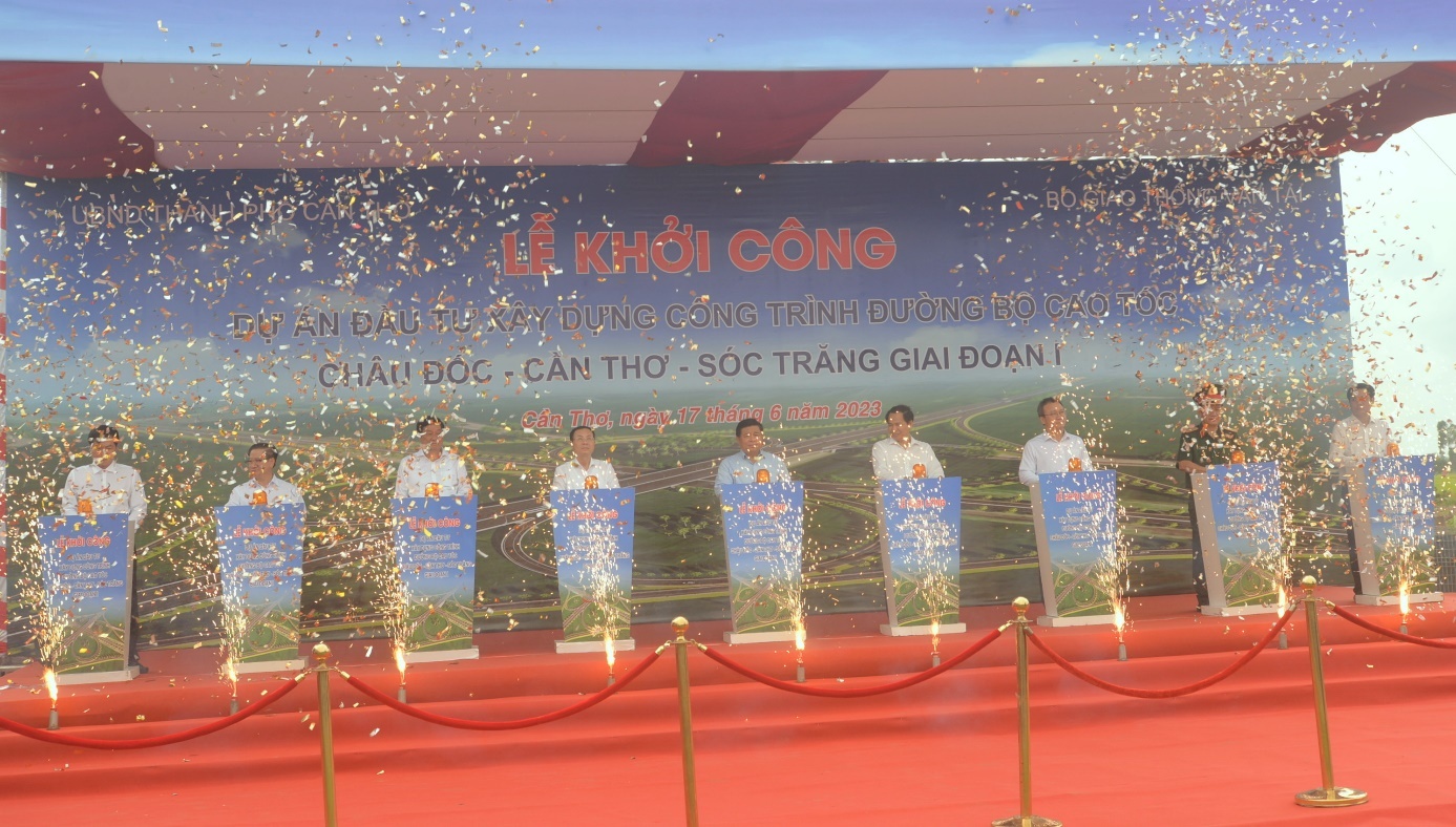 Các đại biểu tại điểm cầu Cần Thơ thực hiện nghi thức khởi công dự án (Ảnh Minh Tuấn)