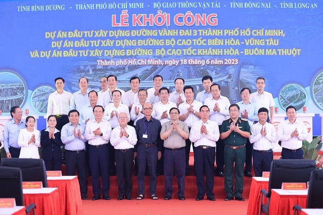 Thủ tướng Phạm Minh Chính và các đồng chí lãnh đạo, nguyên lãnh đạo Đảng, Nhà nước cùng các đại biểu dự lễ khởi công dự án - Ảnh: VGP/Nhật Bắc Thủ tướng Phạm Minh Chính và các đồng chí lãnh đạo, nguyên lãnh đạo Đảng, Nhà nước cùng các đại biểu dự lễ khởi công dự án - Ảnh: VGP/Nhật Bắc