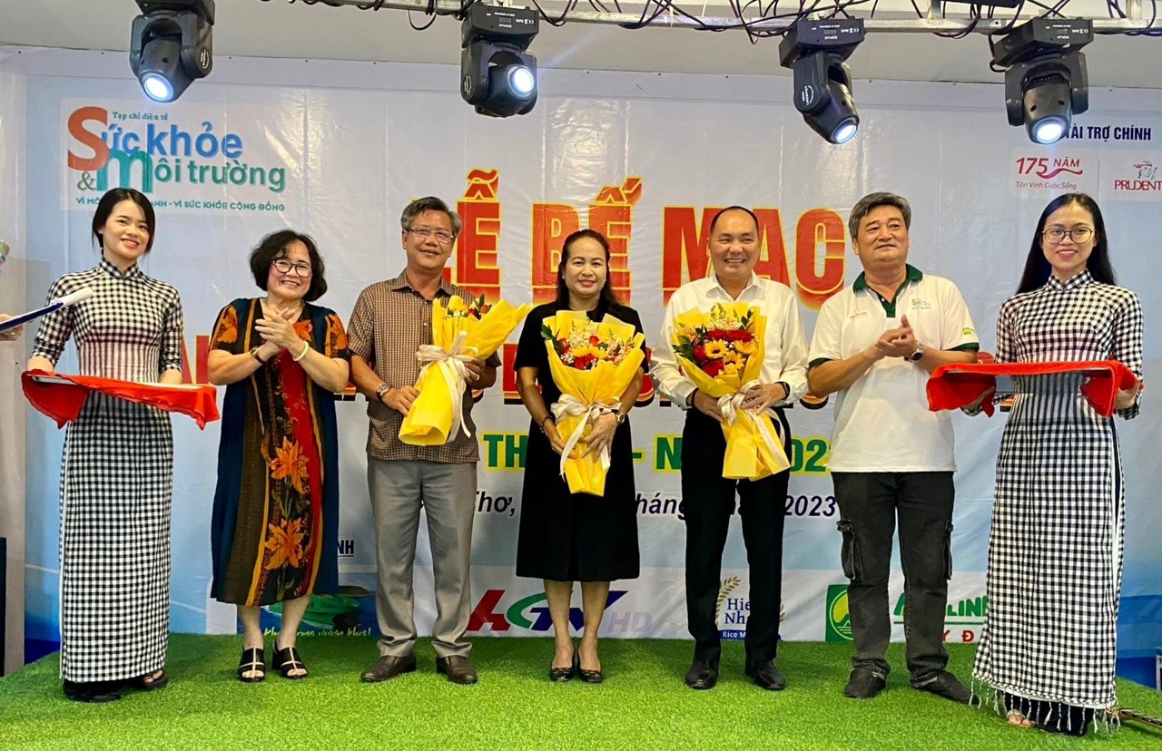 A7: TS. Phạm Thị Mỵ, Tổng biên tập Tạp chí Sức khoẻ & Môi trường cùng nhà báo Nguyễn Bá Hiên, Trưởng ban đại diện Báo Quân đội Nhân dân tại ĐBSCL, tặng hoa cảm tạ đơn vị tài trợ chính cho bà Trần Thị Phương Lan (đại diện Bảo hiểm Prudential) và cảm tạ ông Đỗ Đoàn Hoài Vũ (Giám đốc Công ty Mai Linh), ông Nguyễn Thế Triều (Giám đốc Đài PTTH Hậu Giang), đã tài trợ, đồng hành cùng giải năm nay. A7: TS. Phạm Thị Mỵ, Tổng biên tập Tạp chí Sức khoẻ & Môi trường cùng nhà báo Nguyễn Bá Hiên, Trưởng ban đại diện Báo Quân đội Nhân dân tại ĐBSCL, tặng hoa cảm tạ đơn vị tài trợ chính cho bà Trần Thị Phương Lan (đại diện Bảo hiểm Prudential) và cảm tạ ông Đỗ Đoàn Hoài Vũ (Giám đốc Công ty Mai Linh), ông Nguyễn Thế Triều (Giám đốc Đài PTTH Hậu Giang), đã tài trợ, đồng hành cùng giải năm nay.