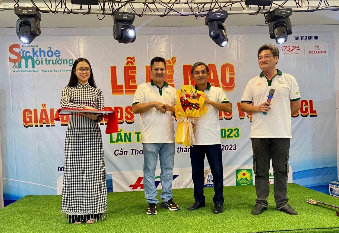 A6: Tại lễ bế mạc, nhà báo Huỳnh Ngọc Minh Tuấn, Phó trưởng văn phòng đại diện Tạp chí Sức khoẻ & Môi trường tại TP.Cần Thơ và các tỉnh khu vực ĐBSCL, Thường trực Ban tổ chức giải bida báo chí khu vực ĐBSCL lần thứ 15 - năm 2023, trao bức trướng và hoa trao quyền đăng cai tổ chức Giải bida báo chí khu vực đồng bằng sông Cửu Long lần thứ 15 - 2023 thành công tốt đẹp