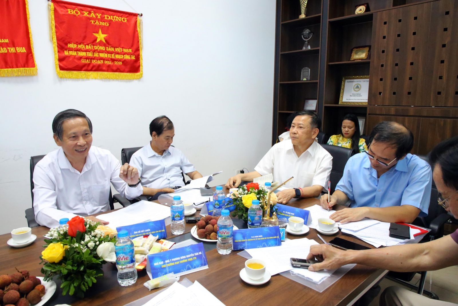 Ông Đỗ Viết Chiến (bên trái ảnh) - Phó Chủ tịch thường trực thứ hai Hiệp hội Bất động sản Việt Nam phát biểu tại buổi làm việc. Ông Đỗ Viết Chiến (bên trái ảnh) - Phó Chủ tịch thường trực thứ hai Hiệp hội Bất động sản Việt Nam phát biểu tại buổi làm việc.