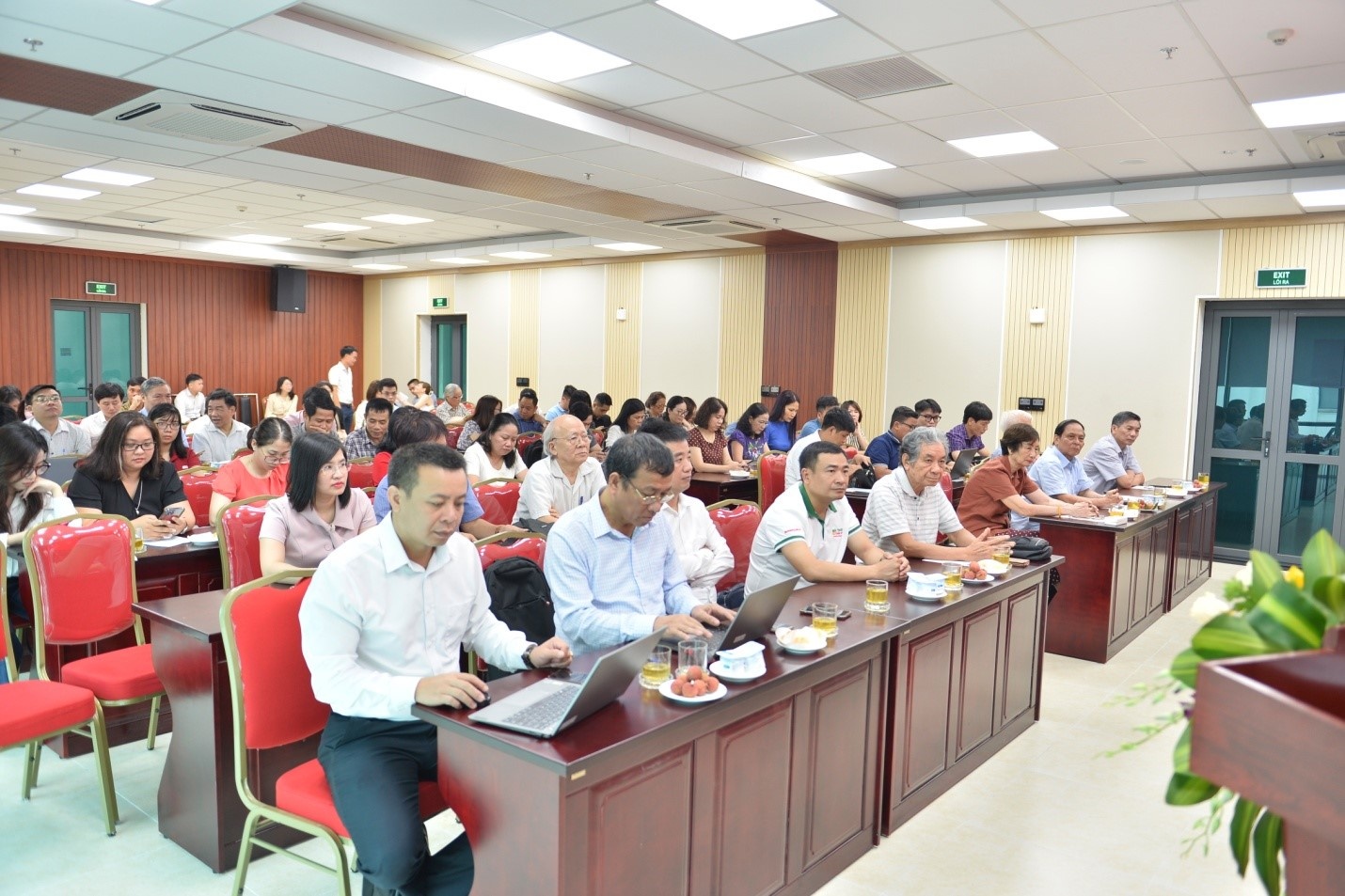 Các đại biểu tham dự buổi lễ