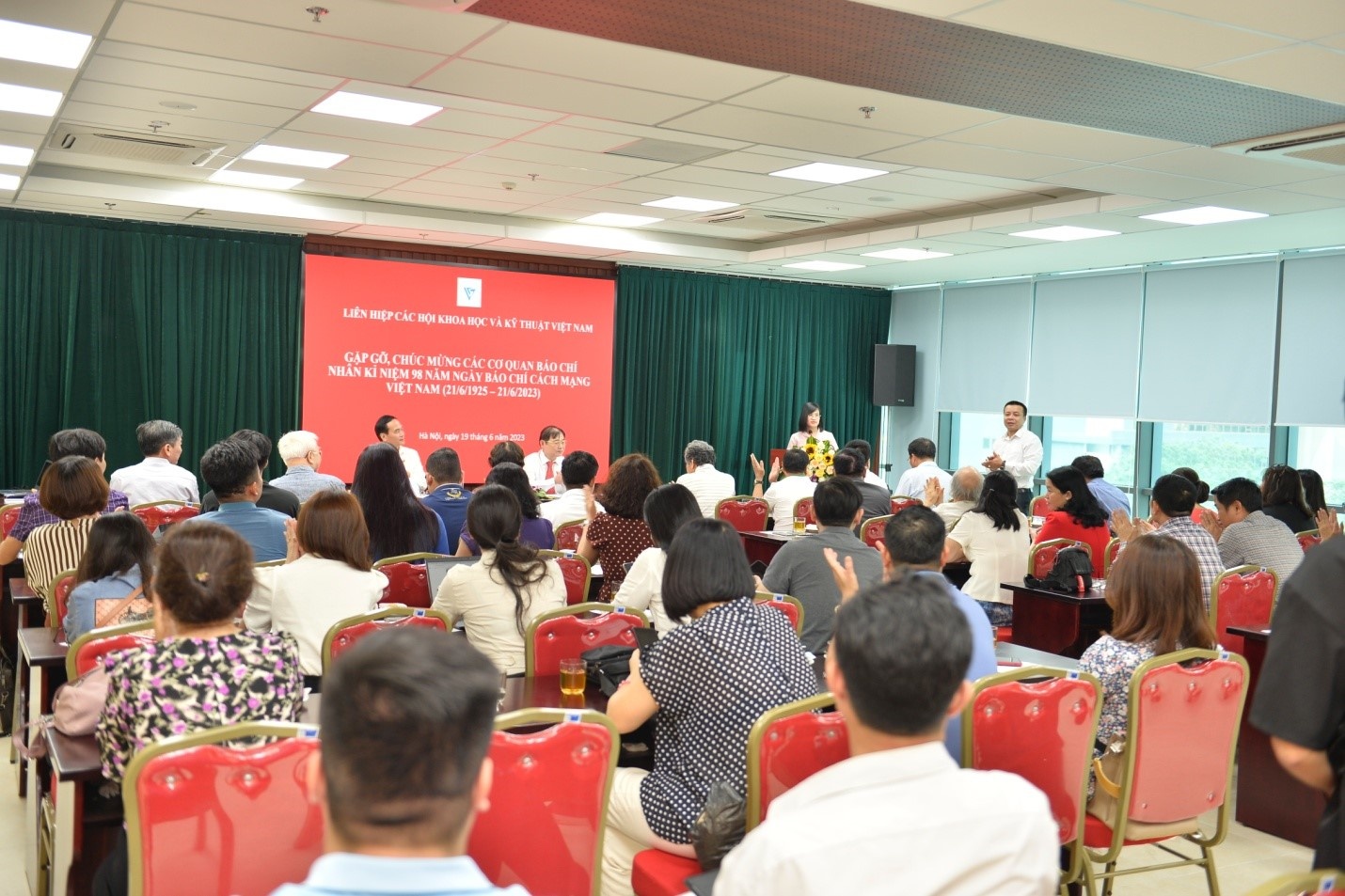 Quang cảnh buổi gặp mặt báo chí.