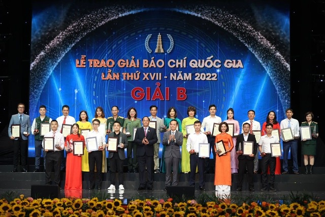 Phó Thủ tướng Chính phủ Trần Lưu Quang và Phó Chủ tịch Quốc hội Trần Quang Phương trao Giải B cho các tác giả - Ảnh: VGP/Nhật Bắc