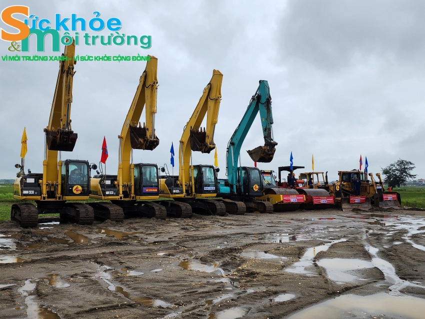 Máy móc phương tiện phục vụ lễ khởi công