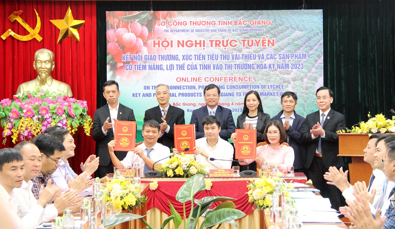 Các đại biểu dự Lễ Ký kết Biên bản ghi nhớ hợp tác xuất khẩu vải thiều sang thị trường Hoa Kỳ (26/4/2023)