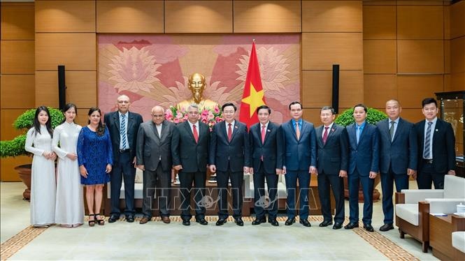 Chủ tịch Quốc hội Vương Đình Huệ chụp ảnh lưu niệm với các đại biểu - Ảnh: TTXVN