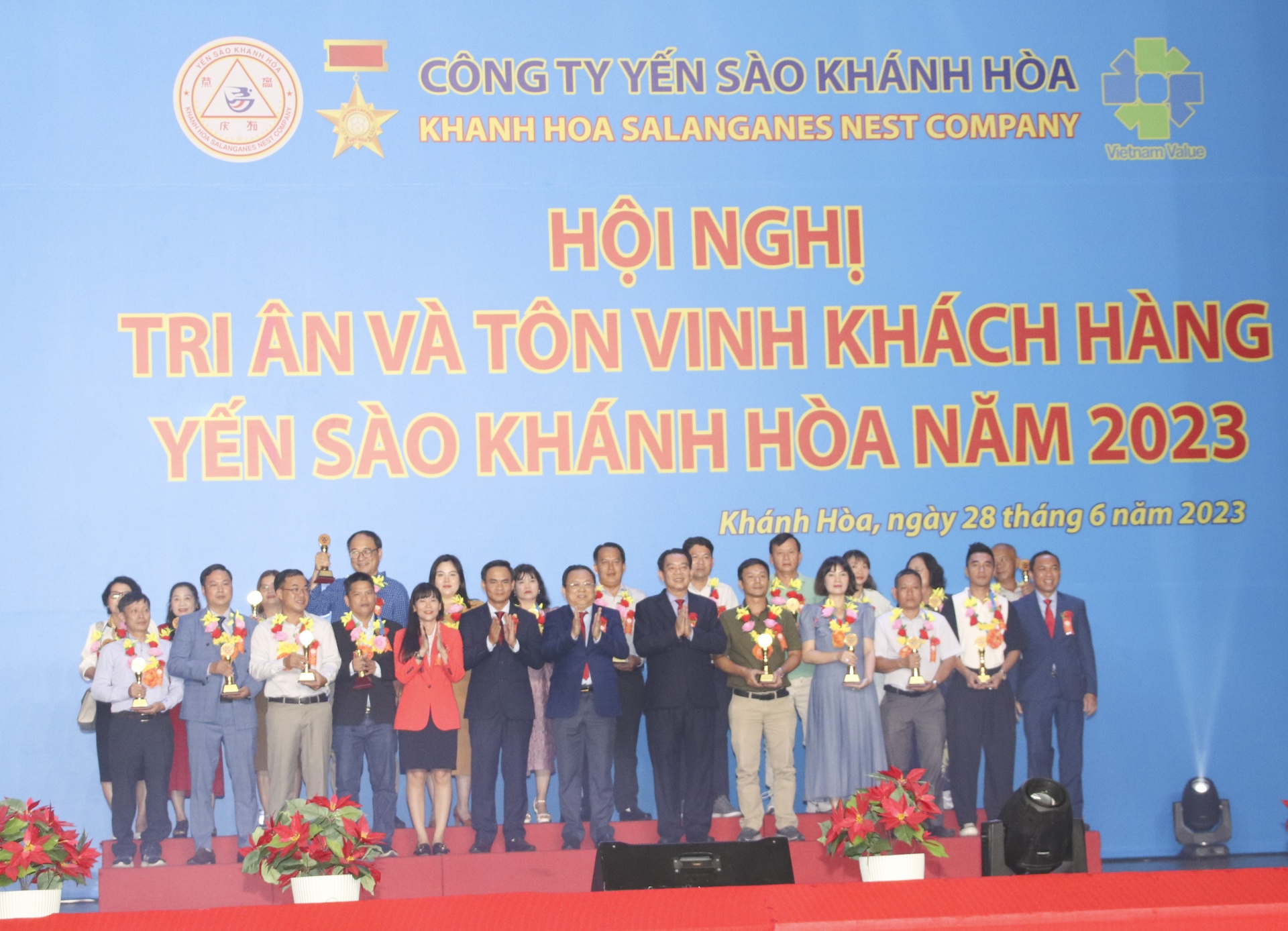 Yến sào Khánh Hòa khẳng định thương hiệu uy tín và chiếm lĩnh vị trí hàng đầu tại thị trường Việt Nam và quốc tế Yến sào Khánh Hòa khẳng định thương hiệu uy tín và chiếm lĩnh vị trí hàng đầu tại thị trường Việt Nam và quốc tế