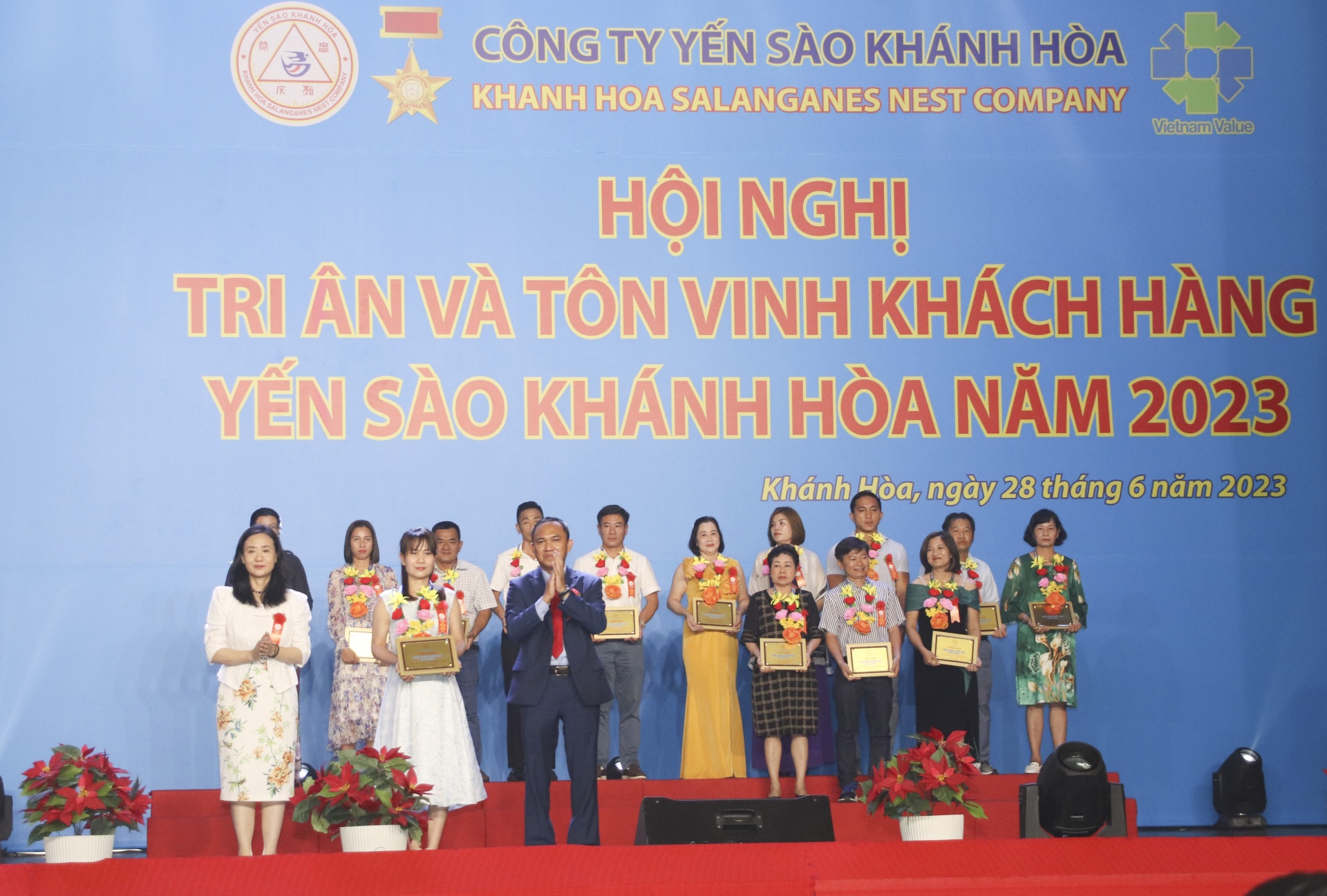 Yến sào Khánh Hòa khẳng định thương hiệu uy tín và chiếm lĩnh vị trí hàng đầu tại thị trường Việt Nam và quốc tế Yến sào Khánh Hòa khẳng định thương hiệu uy tín và chiếm lĩnh vị trí hàng đầu tại thị trường Việt Nam và quốc tế