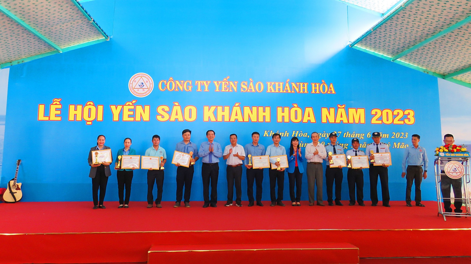 Khen thưởng các cá nhân xuất sắc tiêu biểu Ngành nghề Yến sào năm 2023.