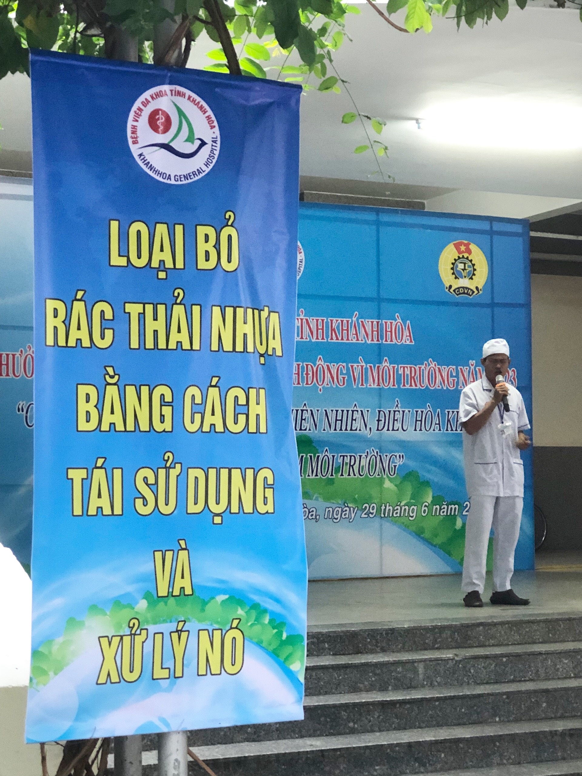 Hơn 100 cán bộ viên chức, người lao động Bệnh viện Đa khoa tỉnh Khánh Hòa dọn dẹp vệ sinh môi trường