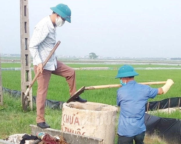 Thành viên của Hội Nông dân xã Ứng Hòe vận chuyển rác về bãi xử lý Thành viên của Hội Nông dân xã Ứng Hòe vận chuyển rác về bãi xử lý