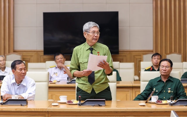 Bác Đặng Xuân Phương, thương binh 4/4 bày tỏ xúc động, vui mừng, phấn khởi trước sự quan tâm, chăm lo và tấm lòng tri ân của Đảng, Nhà nước và cá nhân Thủ tướng Chính phủ đối với những cống hiến, hy sinh của người có công với cách mạng - Ảnh: VGP/Nhật Bắc