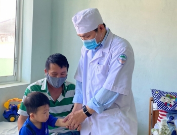190 can bo y te tai khanh hoa duoc tap huan chan doan va dieu tri benh tay chan mieng va sxh