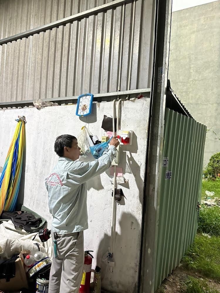 Nhân viên lắp đặt hệ thống PCCC tại các Tổ liên gia. Nhân viên lắp đặt hệ thống PCCC tại các Tổ liên gia.