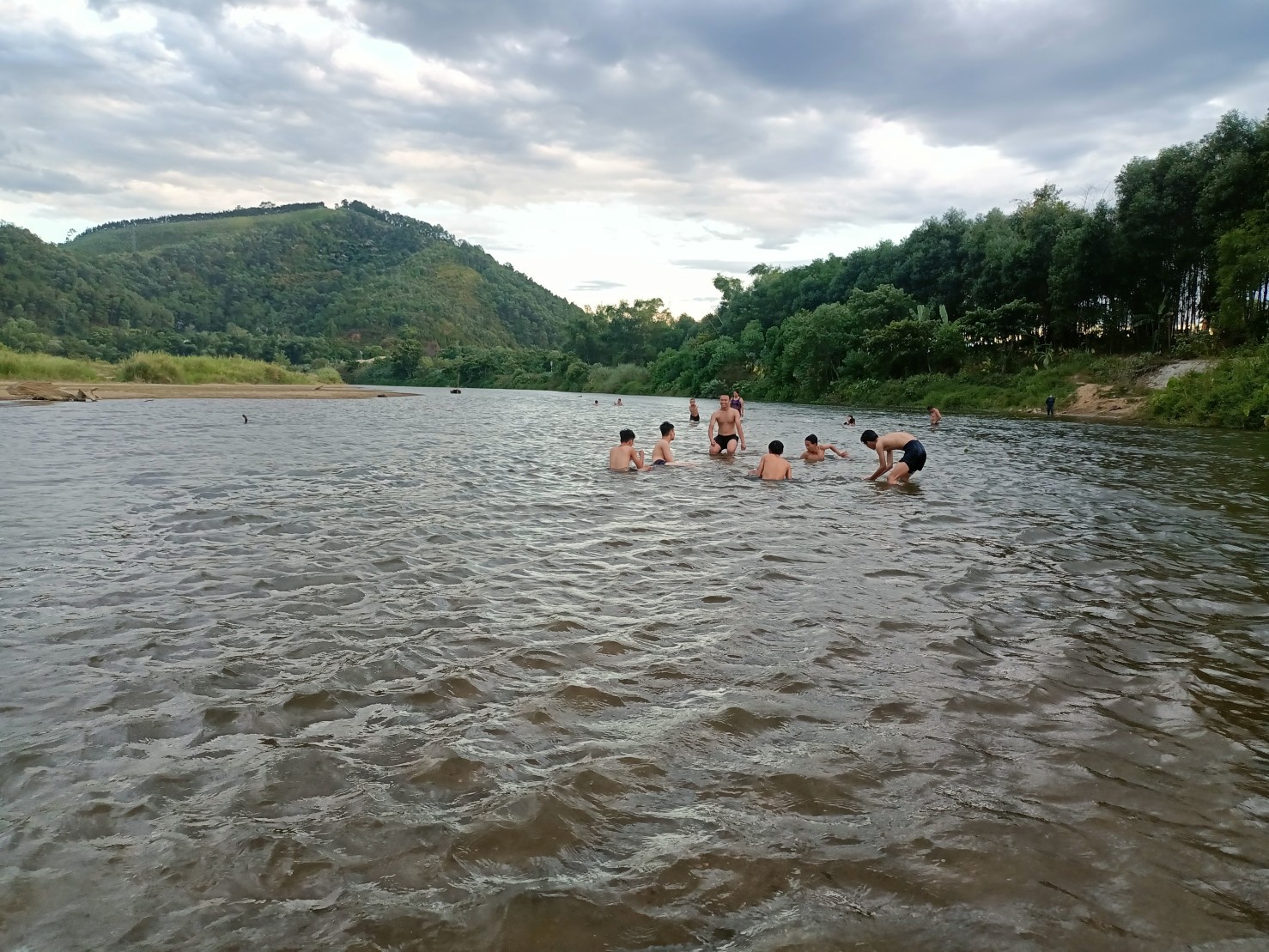 Nơi đây dòng nước trong và mát nên người dân thường xuyên rủ nhau ra tránh nắng