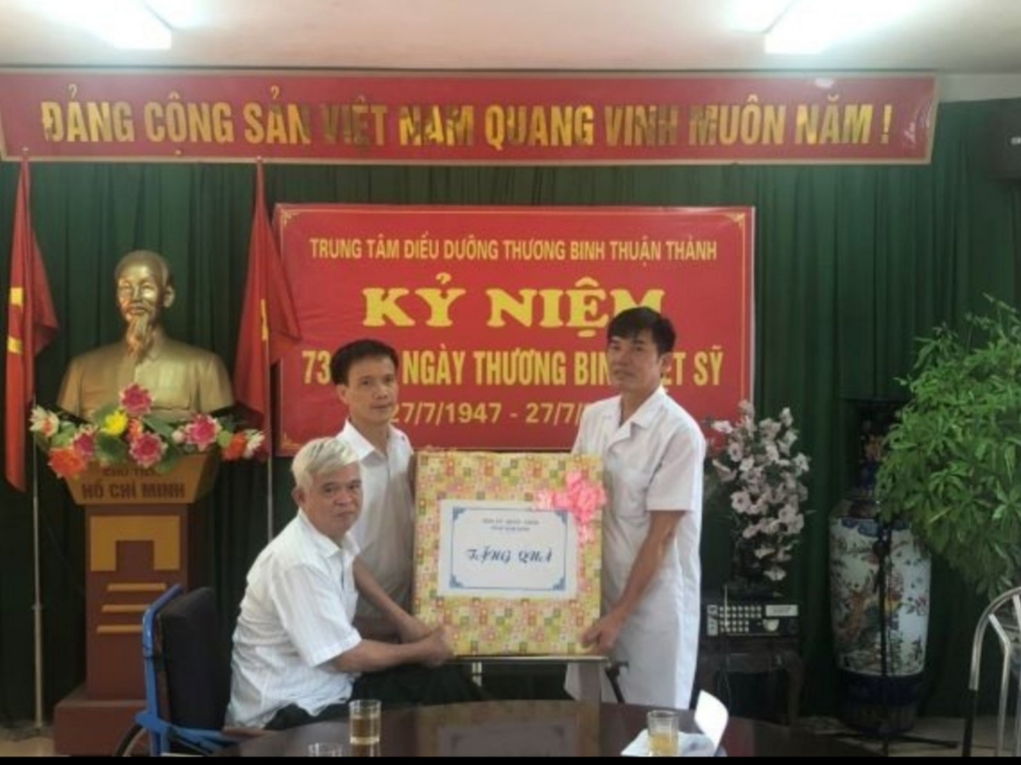 Ông Lưu Văn Tuyển, Phó Giám Đốc Sở LĐ-TB&XH tỉnh Nam Định thăm hỏi, tặng quà cho thương binh, bệnh binh nặng của tỉnh Nam Định đang an dưỡng tại Trung tâm Điều dưỡng thương binh Thuận Thành. Ông Lưu Văn Tuyển, Phó Giám Đốc Sở LĐ-TB&XH tỉnh Nam Định thăm hỏi, tặng quà cho thương binh, bệnh binh nặng của tỉnh Nam Định đang an dưỡng tại Trung tâm Điều dưỡng thương binh Thuận Thành.