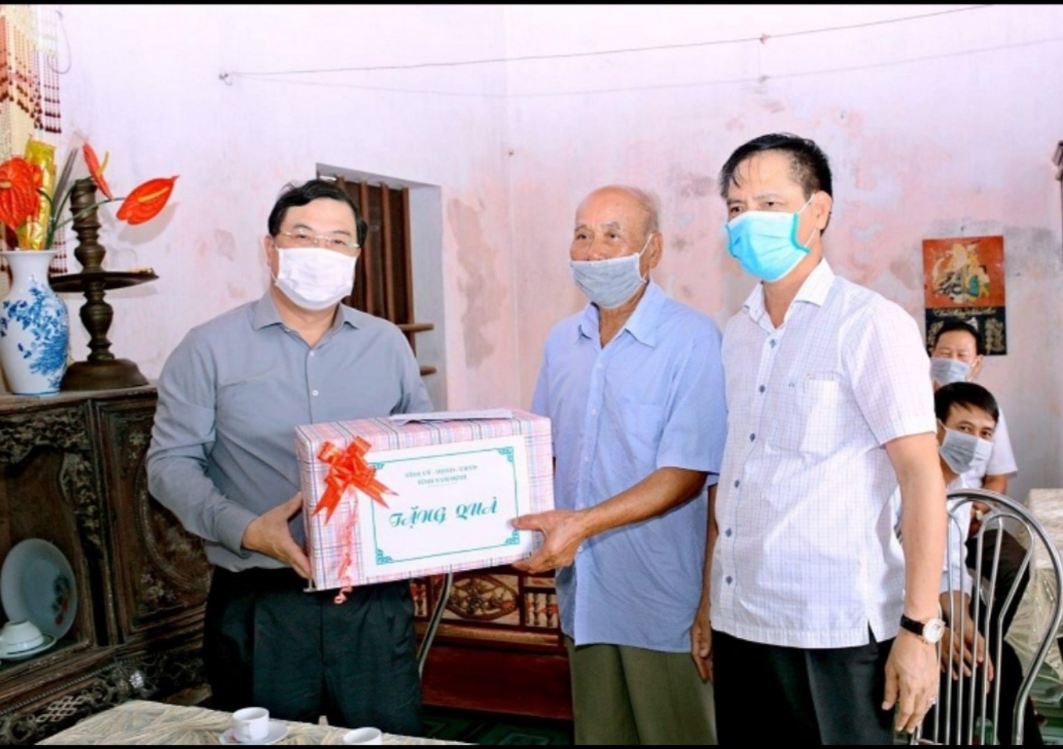 Đồng chí Phạm Gia Túc, Ủy viên BCH Trung ương Đảng, Bí thư Tỉnh ủy Nam Định (người bên trái) và ông Hoàng Đức Trọng, GĐ Sở LĐTBXH tỉnh Nam Định, thăm, tặng quà ông Nguyễn Trọng Nghĩa, thương binh, xã Nam Tiến, huyện Nam Trực. Đồng chí Phạm Gia Túc, Ủy viên BCH Trung ương Đảng, Bí thư Tỉnh ủy Nam Định (người bên trái) và ông Hoàng Đức Trọng, GĐ Sở LĐTBXH tỉnh Nam Định, thăm, tặng quà ông Nguyễn Trọng Nghĩa, thương binh, xã Nam Tiến, huyện Nam Trực.