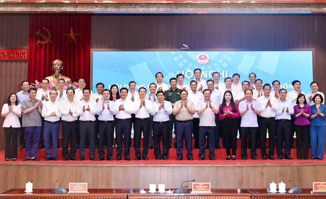 Thủ tướng chụp ảnh lưu niệm với các đại biểu đại diện cho các bộ, ngành, địa phương tham dự hội nghị - Ảnh: VGP/Nhật Bắc