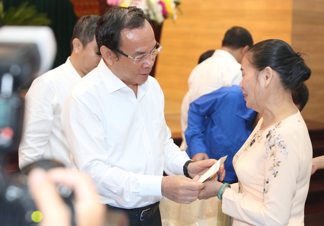 Bí thư Thành ủy TPHCM Nguyễn Văn Nên thăm hỏi, động viên cô Lê Hồng Ngọc - Ảnh: VGP/Vũ Phong