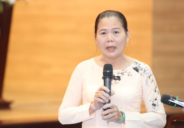 Cô Lê Hồng Ngọc, người vợ chăm sóc chồng là thương binh liệt 2 chân suốt 30 năm trời, xúc động chia sẻ tại buổi họp mặt - Ảnh: VGP/Vũ Phong