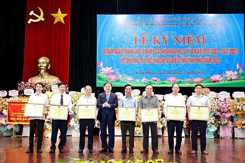 Tiến sĩ khoa học Phan Xuân Dũng, Chủ tịch Liên hiệp các Hội Khoa học & Kỹ thuật Việt Nam trao Kỷ niệm chương tặng 6 cá nhân tiêu biểu (Ảnh: Trà Hương BVP)