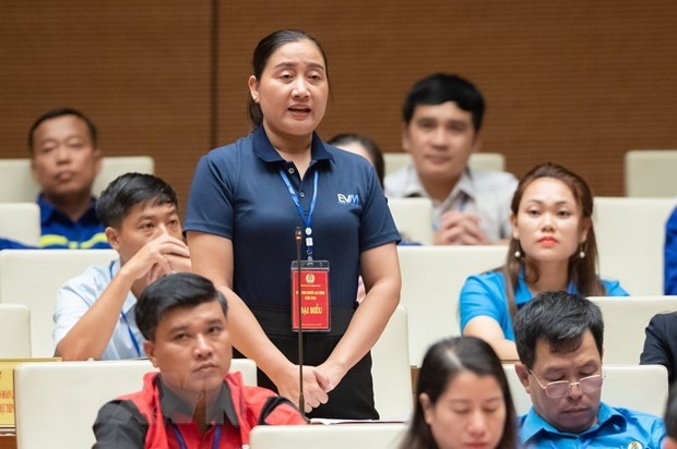 Chị Đào Thị Loan, công nhân Công ty trách nhiệm hữu hạn Công nghiệp Hài Mỹ, tỉnh Bình Dương phát biểu. (Ảnh: Doãn Tấn/TTXVN)