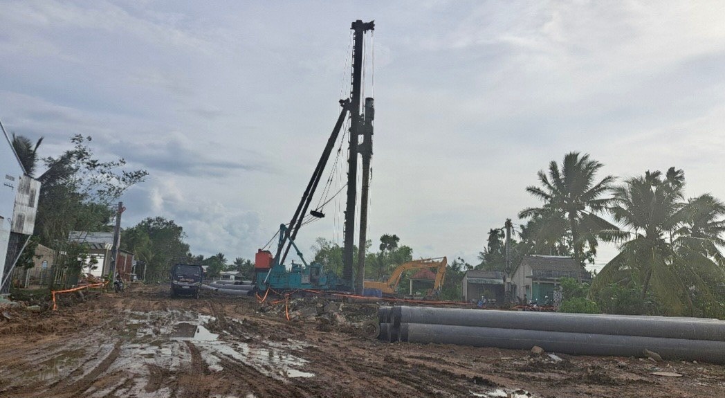 Hiện trường thi công tuyến cao tốc Cà Mau - Cần Thơ đoạn qua huyện Phụng Hiệp.