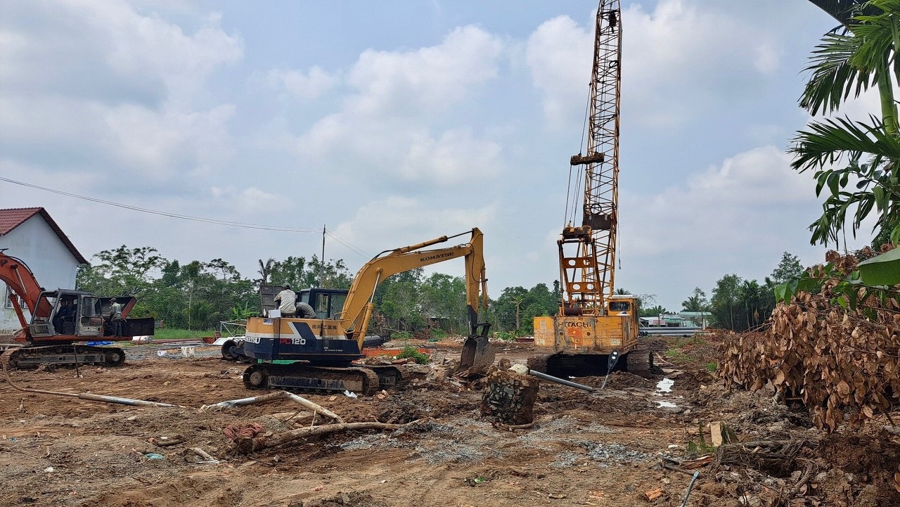 3. Hiện trường thi công tuyến cao tốc Cà Mau - Cần Thơ đoạn qua huyện Châu Thành, tỉnh Hậu Giang.