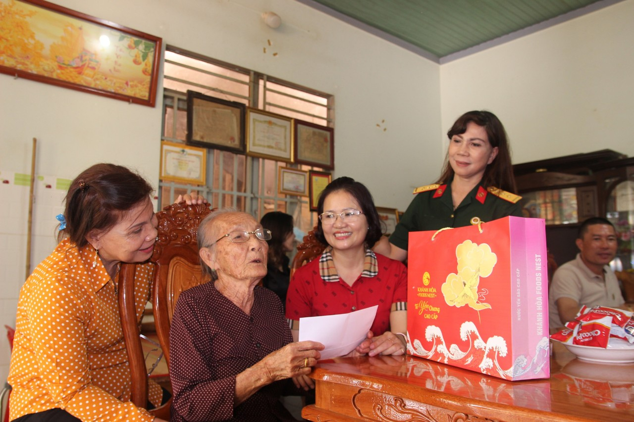 Thăm, tặng quà cho mẹ Việt Nam anh hùng nhân kỷ niệm ngày Thương binh liệt sĩ